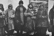 Chłopi z Buzułuku na południu Rosji zatrzymani podczas głodu w 1921 r. za kanibalizm. Odnaleziono przy nich szczątki ludzi, które zjadali