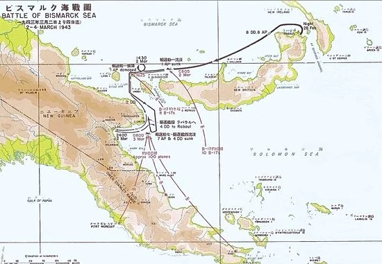 Bitwa na Morzu Bismarcka. Czarną linią oznaczono ruchy wojsk japońskich, a czerwonymi strzałkami zaznaczono trasy amerykańskich samolotów
