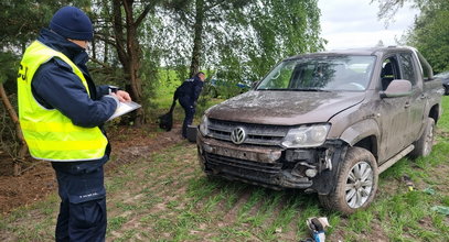 Szalony pościg za 34-latkiem. Staranował blokadę policyjną,  padło kilkanaście strzałów