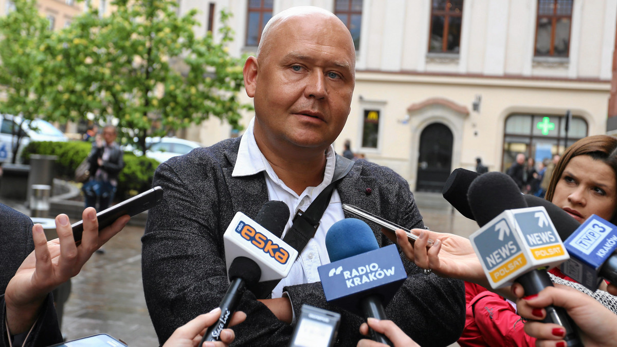 Bartosz Szydłowski, dyrektor teatru Łaźnia Nowa, zrezygnował z funkcji dyrektora naczelnego, pozostanie nadal odpowiedzialny za artystyczną stronę przedsięwzięcia - taką informację potwierdził Andrzej Kulig, wiceprezydent Krakowa.