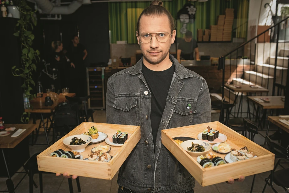 Wegańskie sushi w Youmiko wymaga dłuższych przygotowań niż tradycyjne, rybne. Ale ma swoich fanów i biznes się kręci.