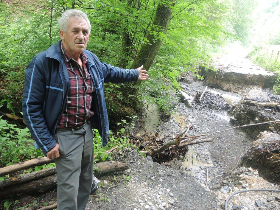 Milovan Nikolić puzo na mestu gde je bujica napravila krater