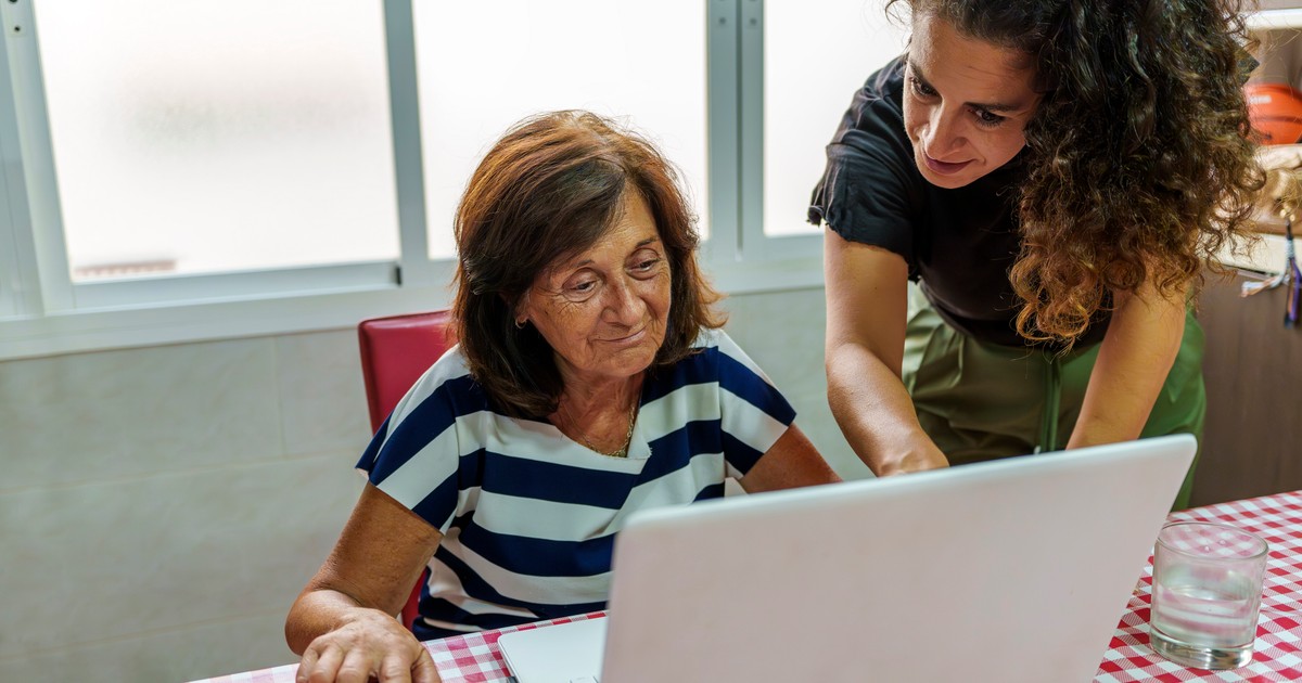 "Mam 90 lat, nie umiem używać internetu". Polskich urzędów to nie obchodzi