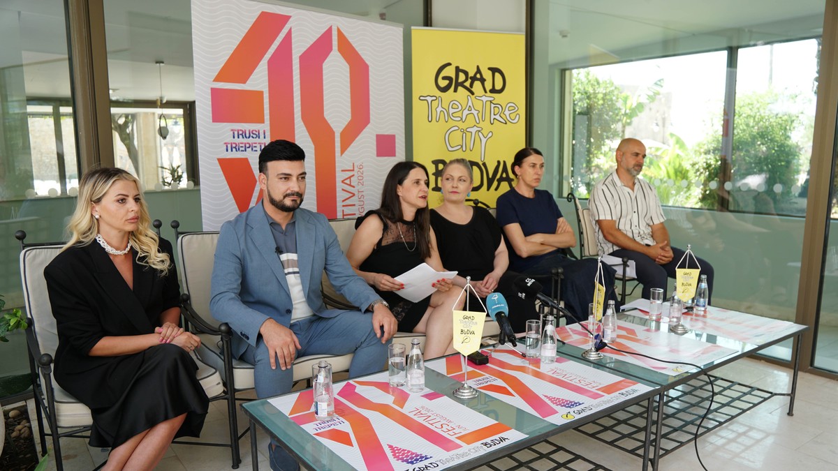 (s leva na desno) Anita Šabotić, članica saveta, Nikola Jovanović, predsednik Opštine Budva, Ivana Lazović, direktorka JU "Grad teatar", Svetlana Ivanović, glavna urednica programa i Dragan Vukadinović, Grad teatar