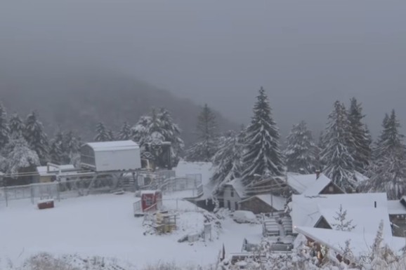 (VIDEO) POTPUNO SE ZABELEO JUG SRBIJE! Sneg u oktobru dobro NAPADAO, Brezovica osvanula sa belim pokrivačem od nekoliko CENTIMETARA