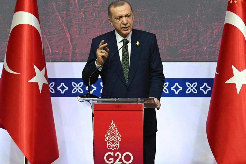 Prezydent Turcji Recep Tayyip Erdogan podczas konferencji prasowej na marginesie szczytu G20, Indonezja, 16 listopada 2022 r.