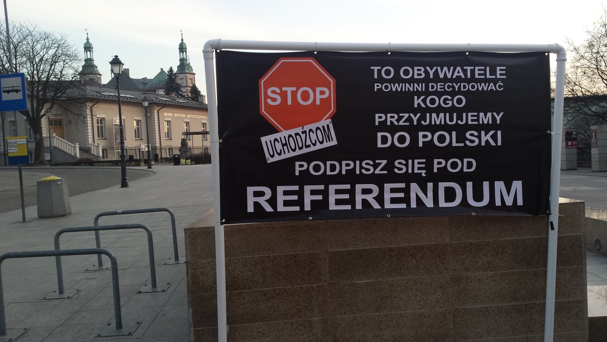 Blisko 10 tysięcy podpisów zebrano w Kielcach pod wnioskiem o przeprowadzenie referendum w sprawie uchodźców. Akcję "Stop Uchodźcom" jest ogólnopolską inicjatywą referendalną organizowaną przez Kukiz’15. Przedstawicieli tego ruchu można spotkać nie tylko w Kielcach, ale też innych miastach województwa.