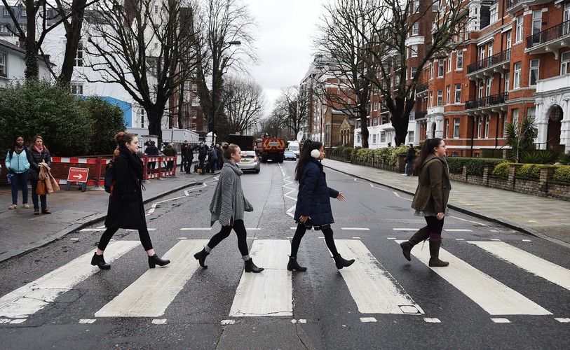 Fani Beatlesów hołd George'owi Martinowi oddawali nawet na pasach przed Abbey Road