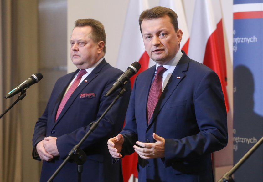 Ministrowie PiS nagrani z kopertą. Szyszko się tłumaczy