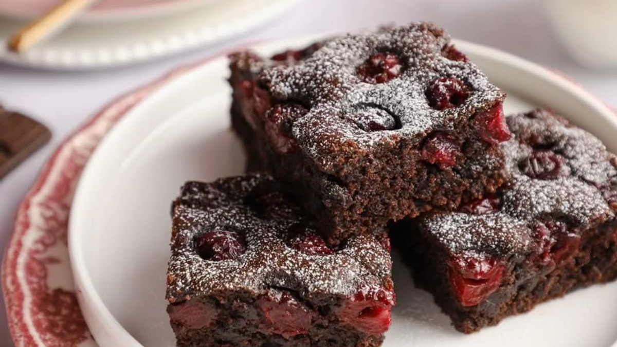 Posni čokoladni kolač sa višnjama