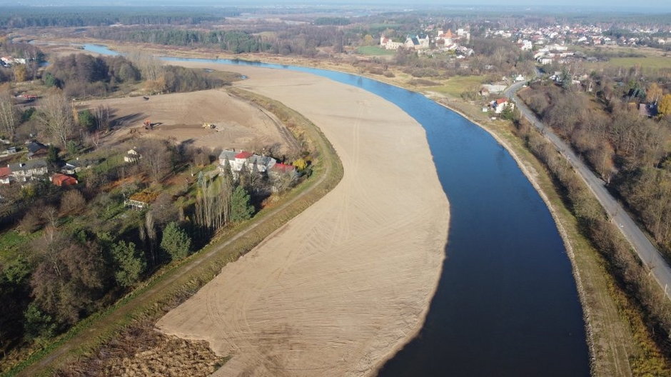 Sulejowskie plaże w trakcie czyszczenia - w procesie pomaga włoska maszyna