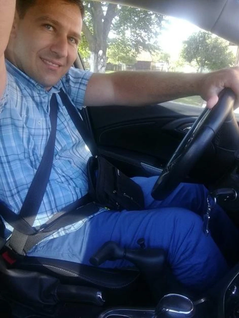 Slaviša danas vozi automobil sa ručnim komandama, automatik.