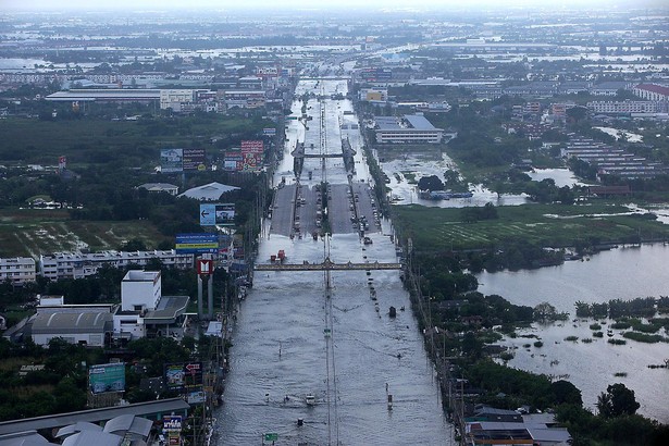 Trzęsienie ziemi i tsunami, które nawiedziły Japonię w 2011 r., ustanowiły nowy rekord strat poniesionych w wyniku katastrofy ekologicznej. Zginęło wtedy prawie 20 tys. ludzi, a straty oszacowano na 300 mld USD. Tego samego roku, Bangkok pobił kolejny rekord - strat wywołanych powodzią, oszacowanych na 47 mld USD. Rok później zniszczenia wywołane przez huragan Sandy w Nowym Jorku i New Jersey oszacowano na 60 mld USD. Nowy raport firmy Swiss Re Ltd. odsłonił ranking 616 metropolii sklasyfikowanych pod względem tego jak bardzo narażone są na straty w wyniku powodzi, wezbrań wody, tsunami, nawałnic i trzęsień ziemi. Zobacz, które miasta na świecie z powodu swojego położenia geograficznego i zagrożenia tymi pięcioma potencjalnymi katastrofami, a także zagęszczenia populacji oraz wartości gospodarczej, jaką wytwarzają pracą swoich obywateli, są narażone na największe straty w wyniku naturalnych kataklizmów. Zdj.: zalany Bangkok