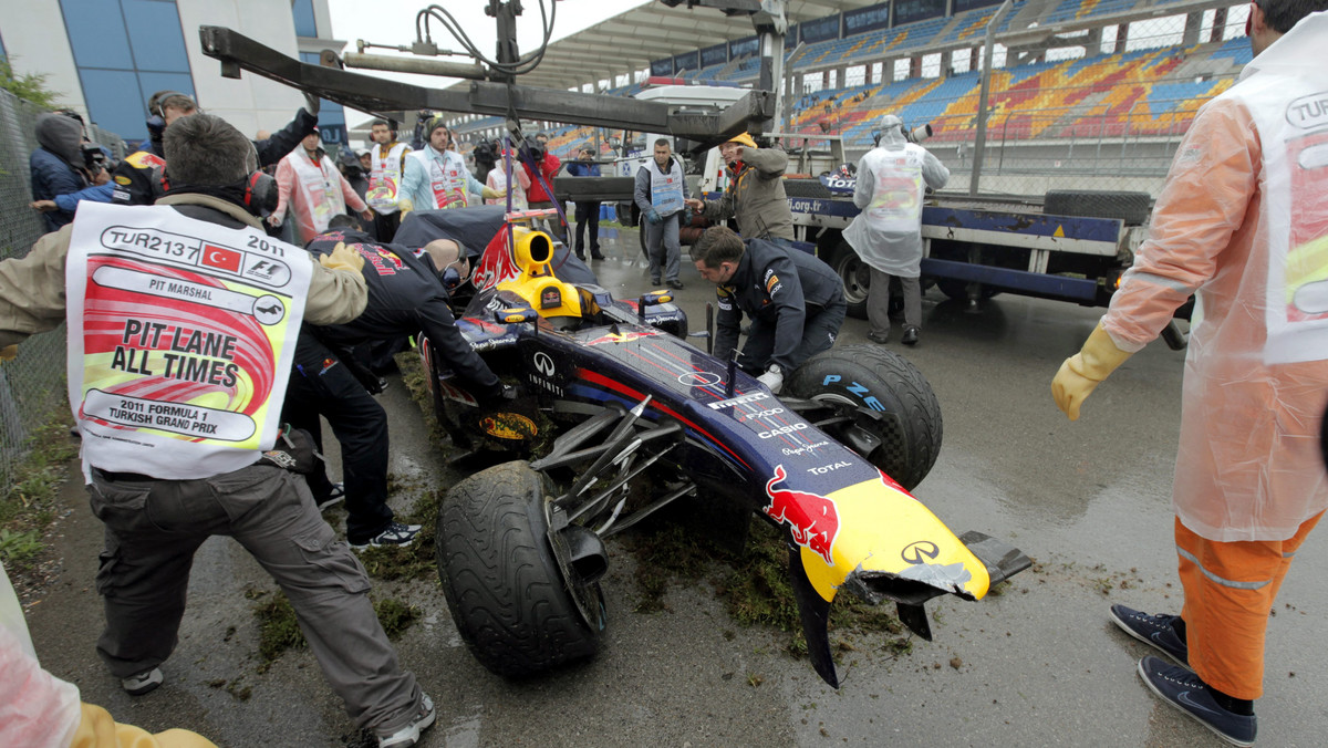 Rozbity bolid Sebastiana Vettela