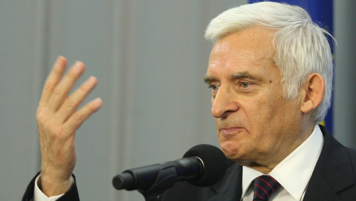 Przewodniczący Parlamentu Europejskiego Jerzy Buzek odwołał ze względów zdrowotnych zapowiedzianą na poniedziałek wizytę w Watykanie, podczas której miał spotkać się z papieżem Benedyktem XVI - ogłosiła przedstawicielka biura prasowego PE Manuela Conte.