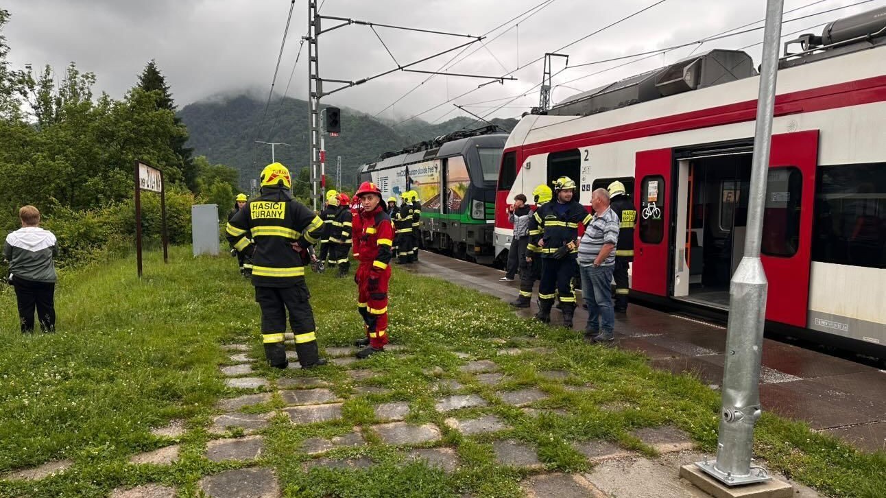 V železničnej stanici Krpeľany sa zrazili dva vlaky, zasahujú hasiči