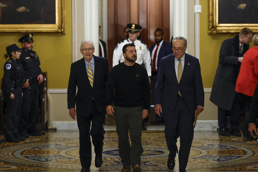 Prezydent Ukrainy Wołodymyr Zełenski (w środku) w towarzystwie lidera mniejszości w Senacie USA Mitcha McConnella (po lewej) i lidera większości w Senacie Charlesa Schumera (po prawej) na Kapitolu. Stany Zjednoczone 12 grudnia 2023 r.