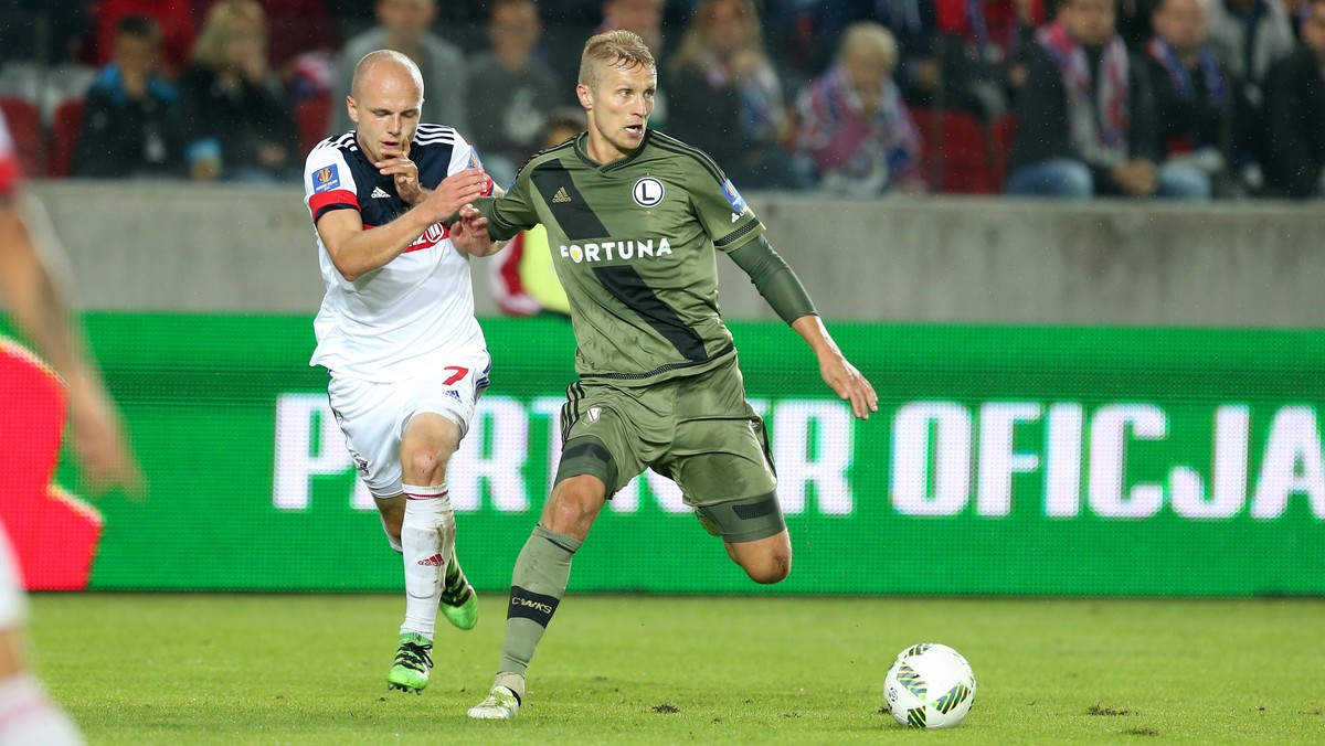 To był koszmarny scenariusz dla Legii Warszawa. Mistrzowie Polski po dogrywce przegrali z Górnikiem Zabrze 2:3 i odpadli z Pucharu Polski, mimo że do przerwy prowadzili 2:0. Zabrzanie w 1/8 finału zmierzą się z Wigrami Suwałki. Legioniści nie dość, że stracili szansę na wywalczenie trofeum na własność, to jeszcze zmęczyli się dogrywką przed zbliżającymi się meczami o Ligę Mistrzów.