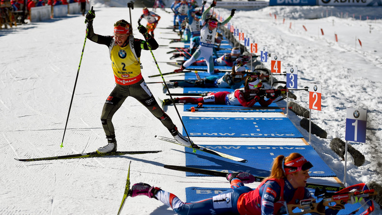 Niemka Laura Dahlmeier wywalczyła złoty medal w biegu ze startu wspólnego na 12,5 km biathlonowych mistrzostw świata w Hochfilzen. Niemka zdobyła łącznie sześć krążków, co jest rekordowym osiągnięciem w jednej imprezie tej rangi. Polki w niedzielę nie startowały.