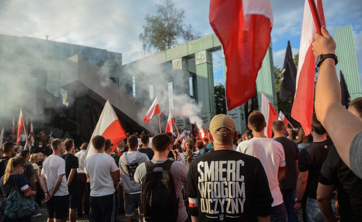 Uczestnicy marszu zorganizowanego przez ONR w Warszawie w 72. rocznicę wybuchu powstania warszawskiego