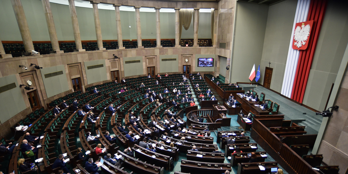 Sejm uchwalił ustawę ws. tarczy branżowej