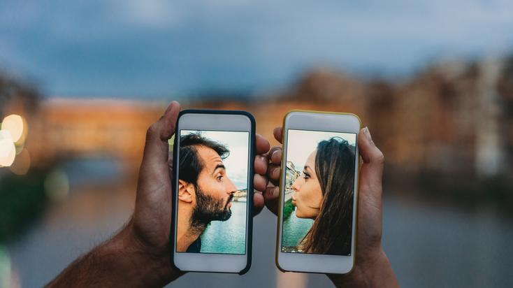 Elegünk van a Tinderből, de újra kell tanulnunk, hogy kell személyesen ismerkedni