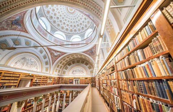 Biblioteka Narodowa Finlandii jest najważniejszą biblioteką naukową w kraju .Położona obok Placu Senackiego i Katedry w Helsinkach, jest z pewnością jednym z najpiękniejszych budynków. Została zaprojektowana na początku XIX w., przez architeka C.L. Engel czerpiącego inspirację z klasycyzmu - z kolumnami korynckimi, centralną rotundą i salami wyłożonymi marmurem pokrytym stiukiem. Natomiast remont z 2010 r. przywrócił dawną świetność drewnianym podłogom i muralom na suficie oraz dodał podziemną "kirjaluola" (po fińsku „jaskinię książek”), w której można przechowywać niektóre z trzech milionów znajdujących się w zbiorach pozycji. Zgodnie z prawem fińskim jest legalną biblioteką depozytową i otrzymuje kopie wszystkich druków, a także materiałów audiowizualnych, z wyjątkiem filmów, wyprodukowanych lub przeznaczonych do dystrybucji w Finlandii. Kopie te są następnie dystrybuowane przez Bibliotekę do własnych zbiorów narodowych oraz do pięciu innych bibliotek uniwersyteckich. Ponadto Biblioteka Narodowa ma obowiązek gromadzenia i przechowywania materiałów opublikowanych w Internecie w swoim archiwum internetowym Fińskie Archiwum Sieciowe. 