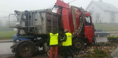 Ciężarówka uderzyła w ogrodzenie. Zginął pasażer