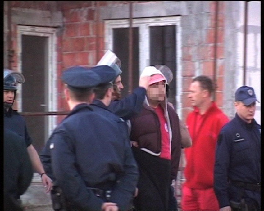 Policija ga je savladala u trenutku kada je otvorio vrata svoje sobe