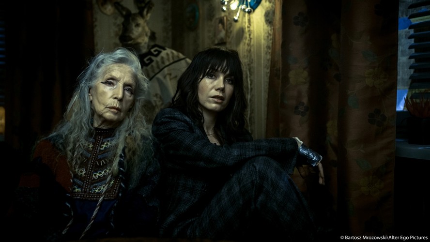 Helena Norowicz oraz Olga Bołądź w filmie 'Człowiek z magicznym pudełkiem'; fot. Bartosz Mrozowski/Alter Ego Pictures