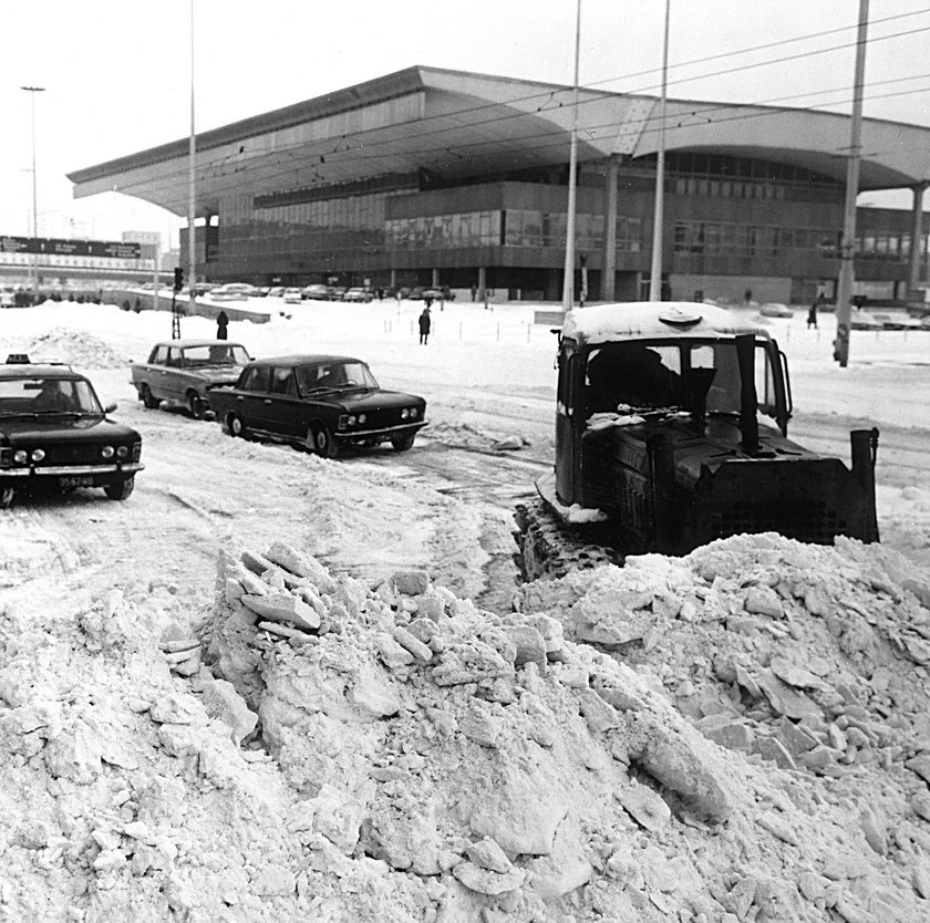 Warszawa 01.1979. Aleje Jerozolimskie przy Dworcu Centralnym (widoczny w tle). 