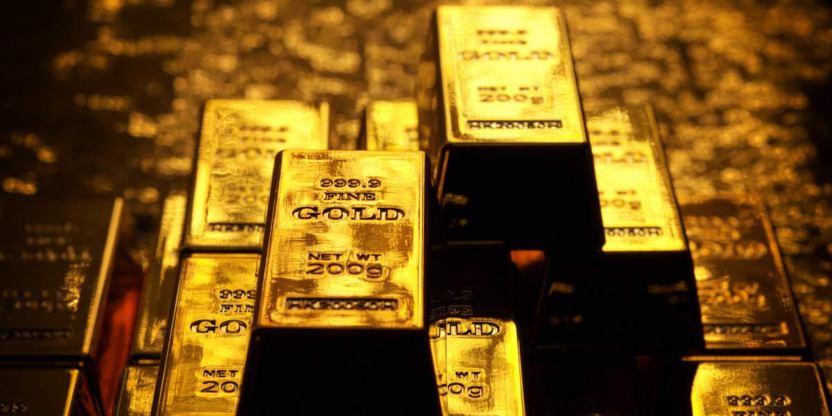 "W ciągu ostatniego miesiąca uncja złota zdrożała o prawie 700 zł (ponad 10 proc.). W efekcie wyrażona w złotych giełdowa cena królewskiego kruszcu to już ponad 7 tys. złotych za uncję – najwięcej w historii" - wynika z analizy HRE Investments.