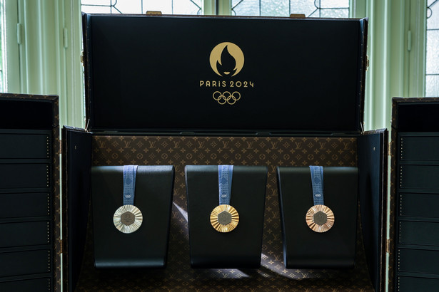 Otwarty kufer z medalami Igrzysk Olimpijskich Paryż 2024 podczas prezentacji prasowej w domu rodzinnym Louisa Vuittona