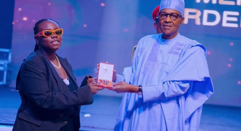 Teni receives MON award from President Buhari [Twitter]