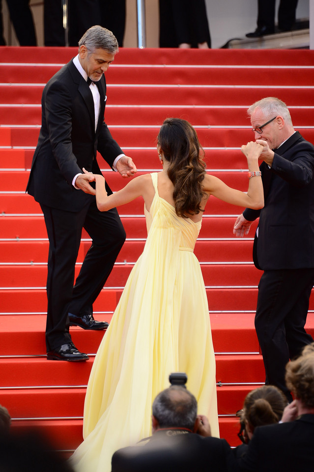 Zakochani Amal i George Clooney na czerwonym dywanie w Cannes