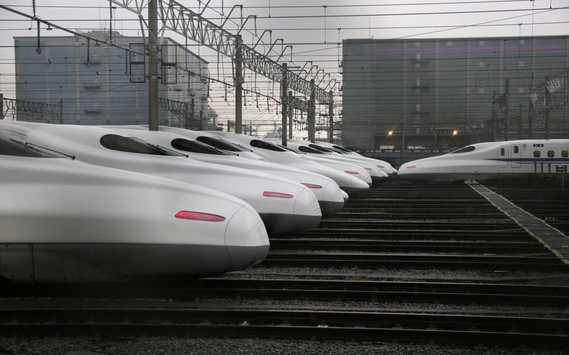 Obecnie na trasach szybkich kolei Shinkansen codziennie  jeździ około 300 pociągów, które przewożą ponad 130 mln pasażerów. <br><br> fot. EPA / KIMIMASA MAYAMA Dostawca: PAP / EPA.