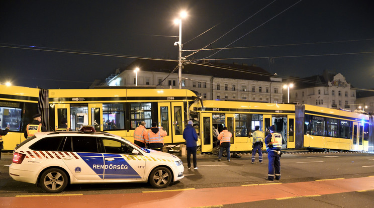Ráfutásos balesetben összeroncsolódott Combino villamosok műszaki mentését végzik Budapest IX. kerületében, a Boráros térnél 2022. december 19-én. Az este történt baleset helyszínéről a mentők egy súlyos és öt könnyebb sérültet vittek kórházba. Reggelre helyreállt a közlekedés a 4-es és a 6-os villamos vonalán.  / Fotó: MTI/Lakatos Péter