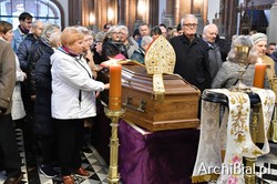 Pogrzeb arcybiskupa Edwarda Ozorowskiego. Duchownego żegnają tłumy [ZDJĘCIA]