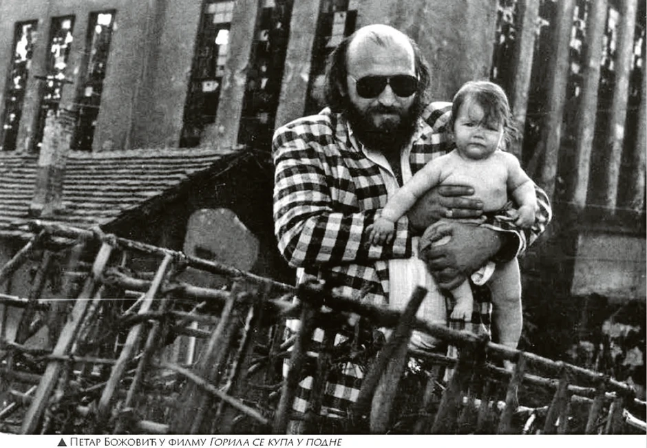 Gorila se kupa u podne