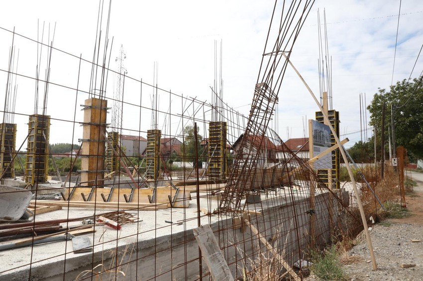 nesrećni čovek je izlivao stub na ovom mestu