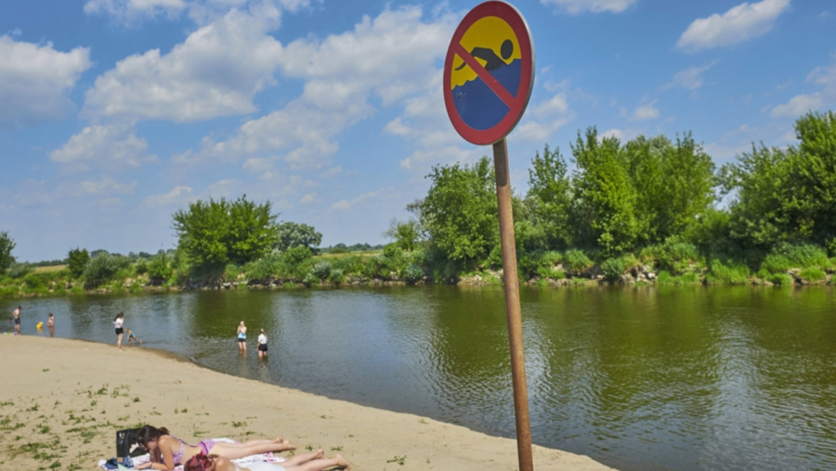 Grupa Ratownicza Nadzieja i straż pożarna - razem przeciw lekkomyślnym kąpielom w rzekach. Jest akcja i jest film dostępny do obejrzenia w sieci. Ratownicy ostrzegają, że rzeki są o wiele niebezpieczniejsze niż na przykład jeziora, a ostatnio utonęło w rzekach dziesięć osób jednego dnia.