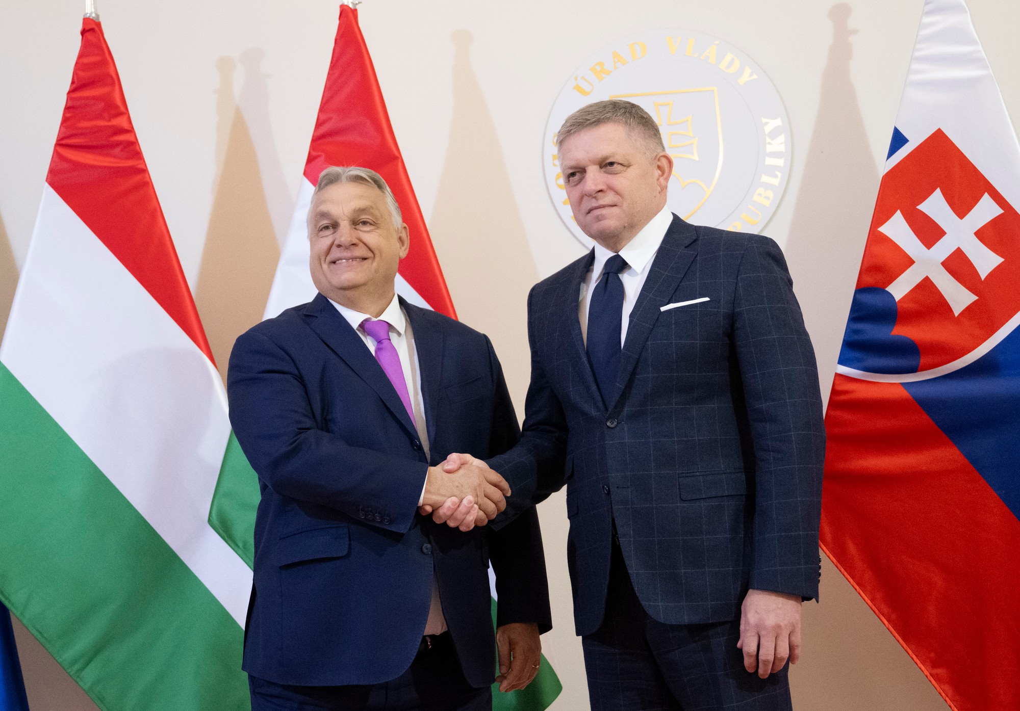 Zľava maďarský premiér Viktor Orbán a premiér SR Robert Fico (Smer-SD).
