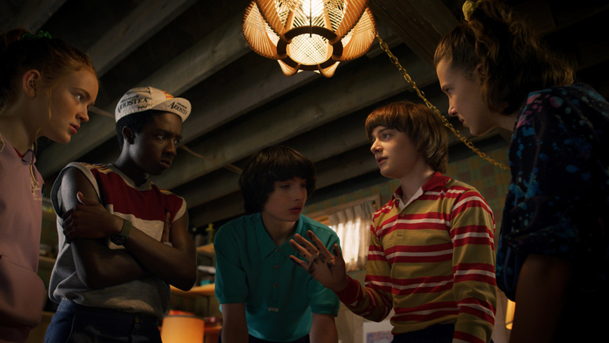 O trzecim sezonie serialu "Stranger Things" i swoich dotychczasowych wrażeniach z pracy przy produkcji opowiadali Caleb McLaughlin i Finn Wolfhard. Aktorzy, grający serialowych Lucasa i Mike'a odpowiadali na pytania polskich fanów podczas pierwszego dnia Open'er Festivalu. - Nie podejrzewałem, że serial okaże się tak popularny. Po pierwszym sezonie od razu powiedzieliśmy wszystkim znajomym, co się będzie działo. Same spoilery. W końcu państwo z Netfliksa poprosili nas na spotkanie i oznajmili, że woleliby, żebyśmy już tak nie gadali - żartował Wolfhard.