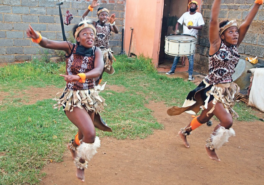 U ovom plemenu svako dete raste sa slobodnim Brojni Zului su danas pripadnici srednje klase, koji žive u predgrađima i imaju normalne poslove. Mnogi Zului su uspešni u biznisu, a takođe su prisutni i u parlamentu Južne Afrike
