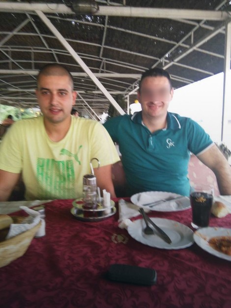 Aleksandar (levo) sa prijateljem