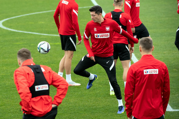 Napastnik i kapitan piłkarskiej reprezentacji Polski Robert Lewandowski (C) na treningu podczas zgrupowania kadry