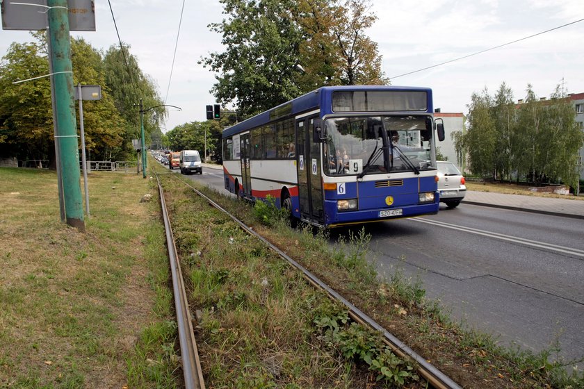 Autobus na trasie tramwaju