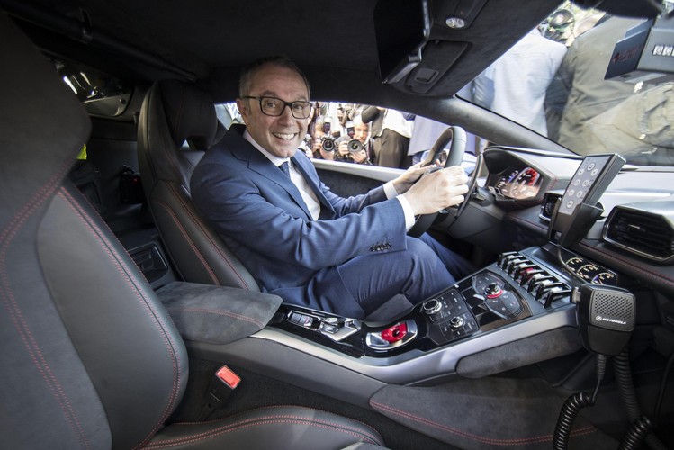 Prezes i dyrektor generalny Lamborghini Stefano Domenicali siedzi za kierownicą nowego policyjnego Lamborghini Huracan <br><br>  EPA / MASSIMO PERCOSSI Dostawca: PAP / EPA.