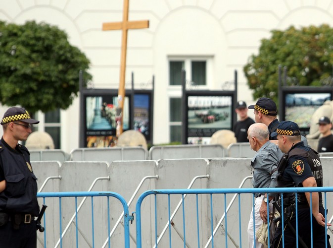 Tablica oblana fekaliami