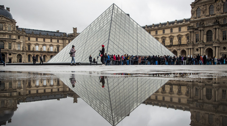 Várakozók a párizsi Louvre múzeum bejárata előtt. /Fotó: MTI/EPA/Christophe Petit Tesson